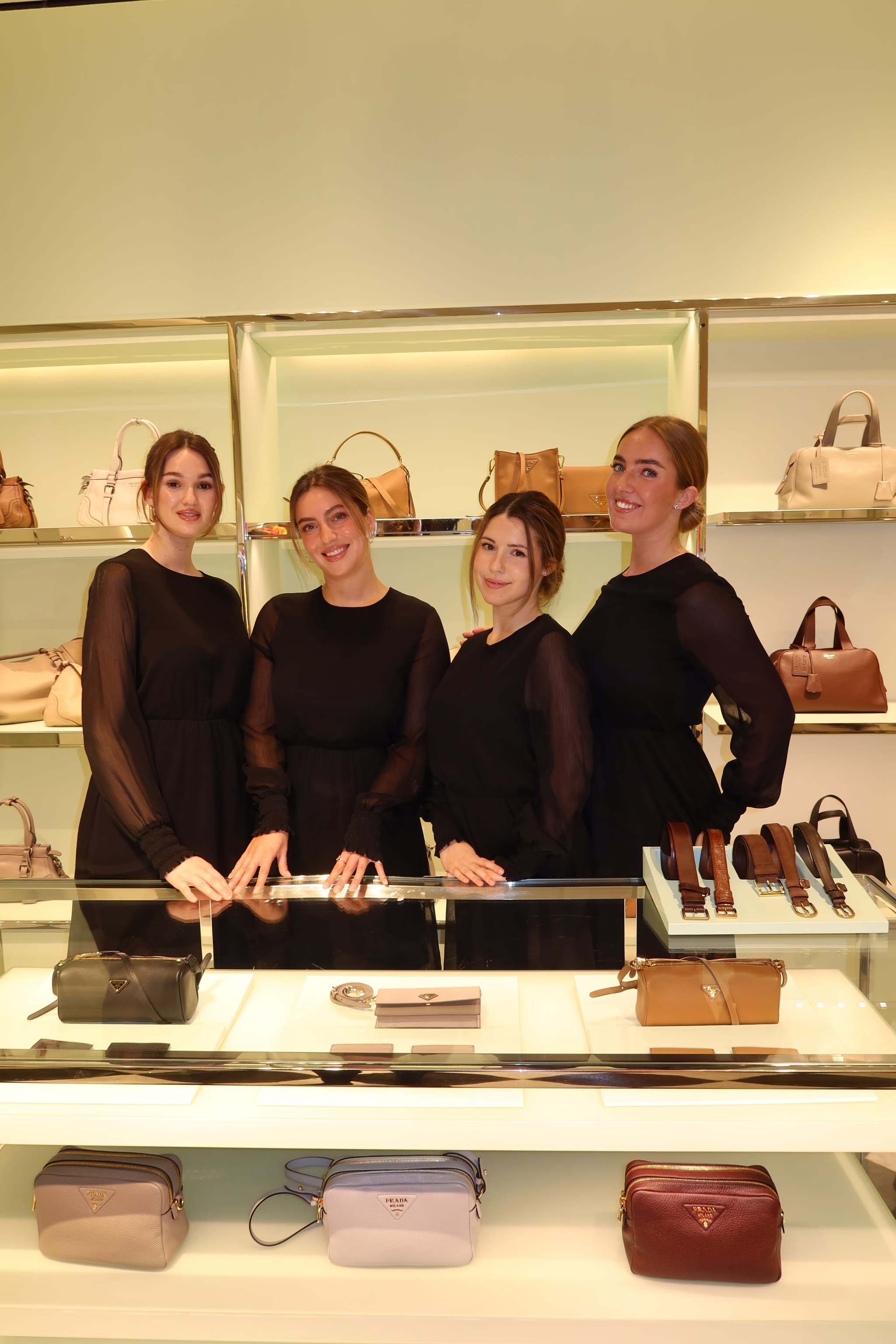 Vier TOGET Hostessen am Lederwaren-Counter beim exklusiven Cocktailabend