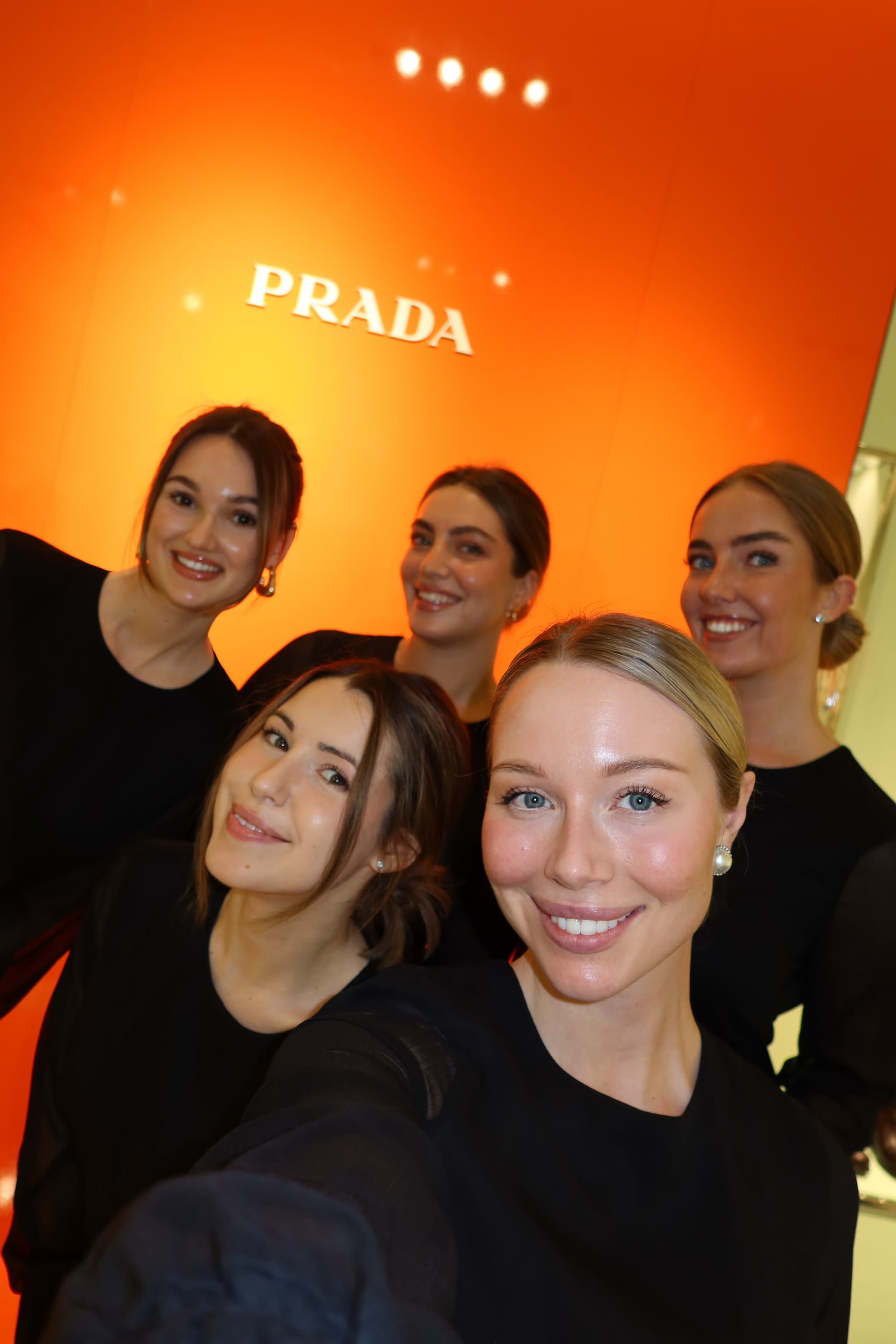 TOGET Hostessen Selfie vor der Markenwand beim Cocktailabend