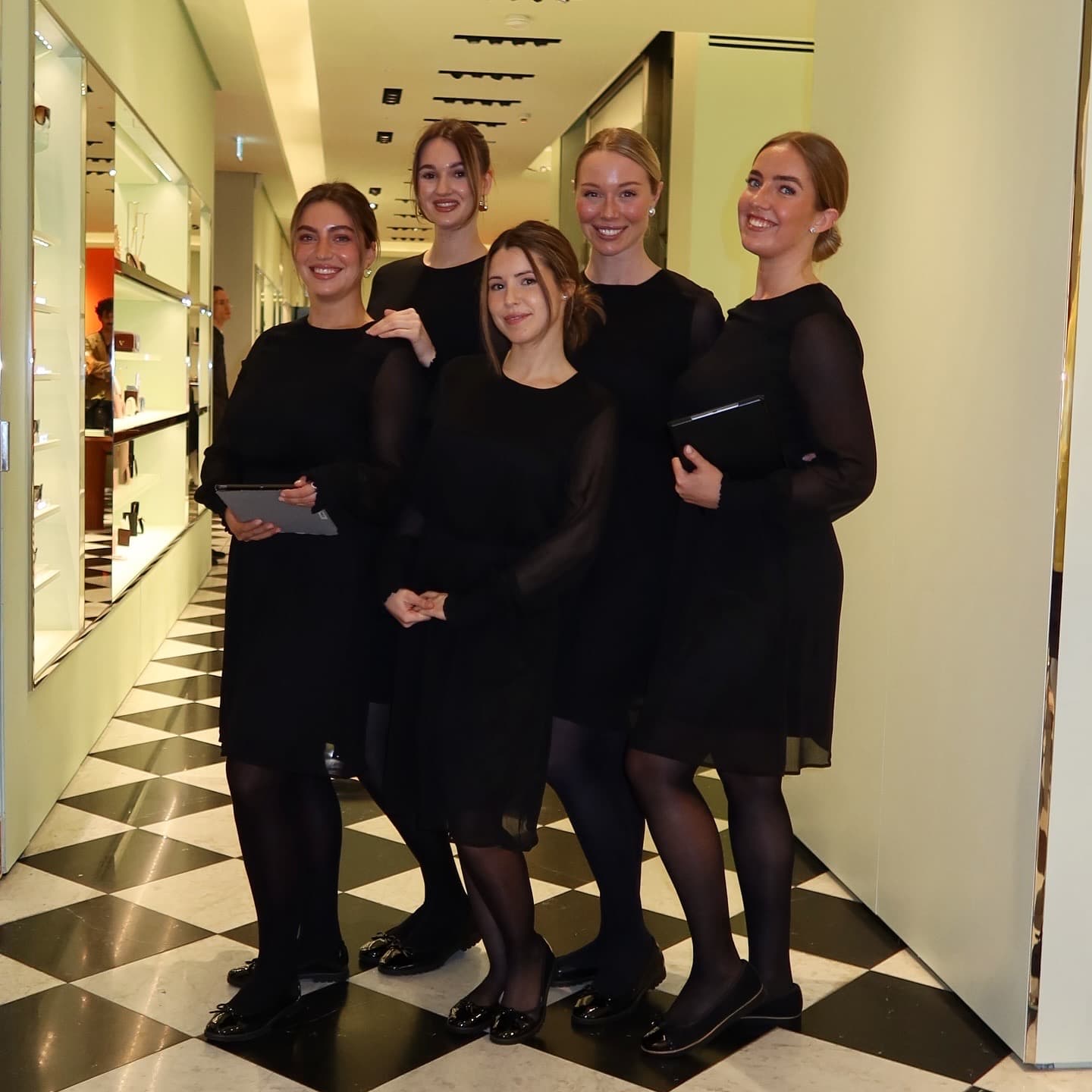 Fünf TOGET Hostessen im Flur beim exklusiven Cocktailabend