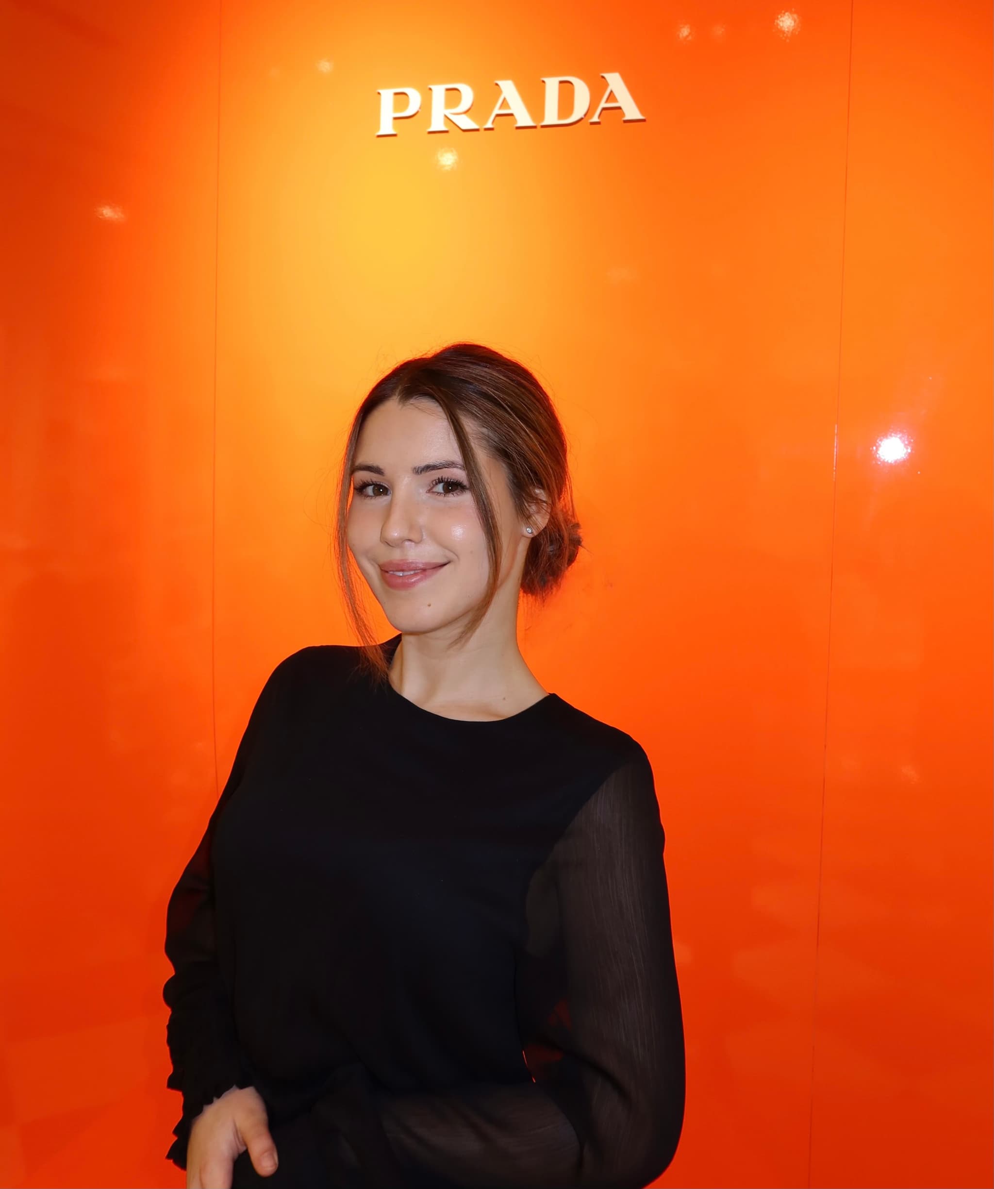 TOGET Hostess vor der Markenwand beim Cocktailabend