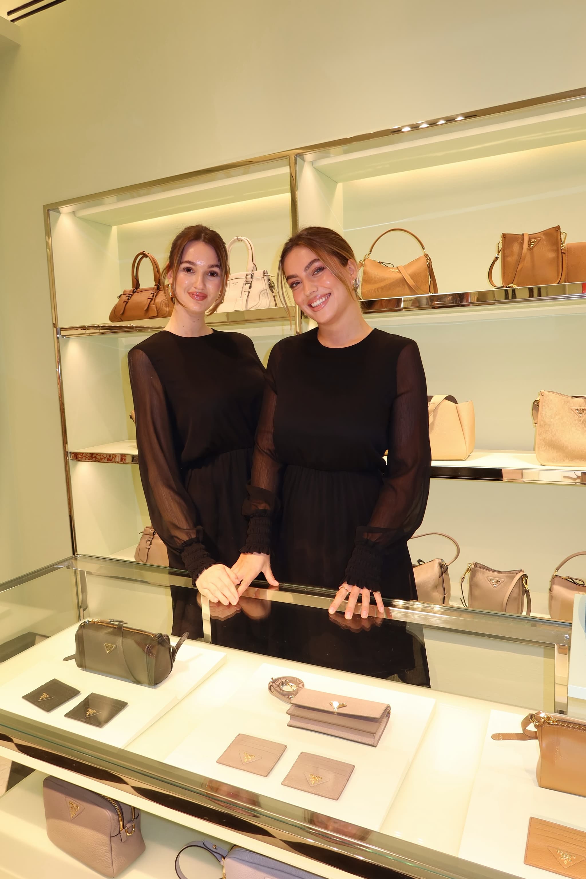 Zwei TOGET Hostessen am Lederwaren-Counter