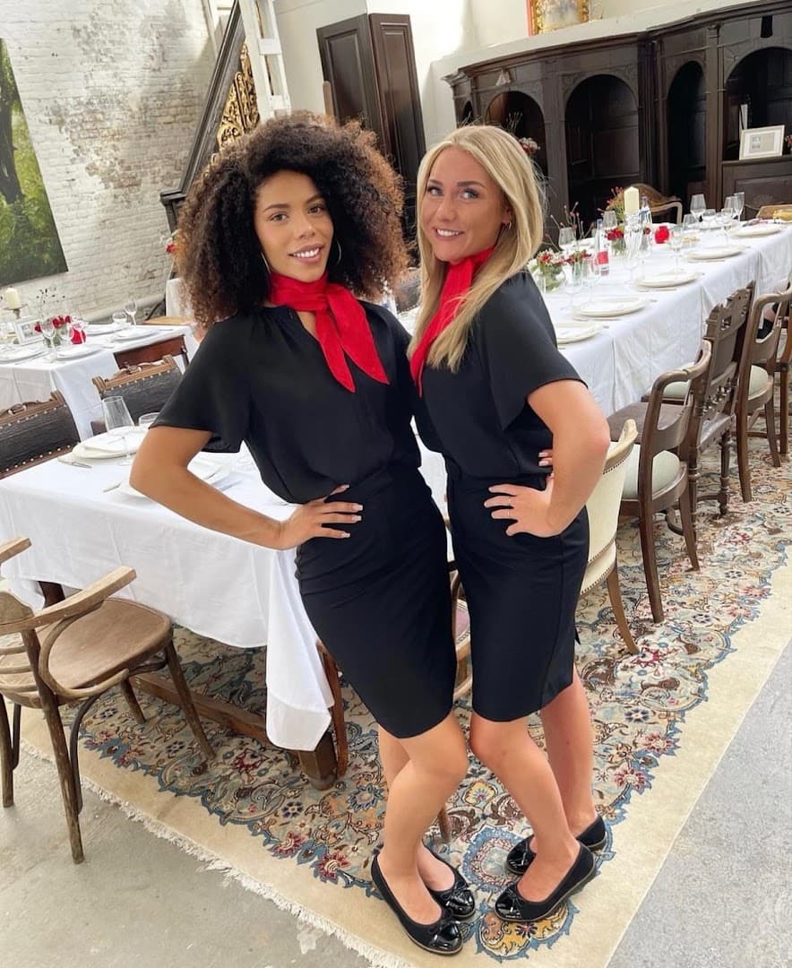 Bankett-Hostessen in festlichem Saal – Servicepersonal für Galas & Empfänge