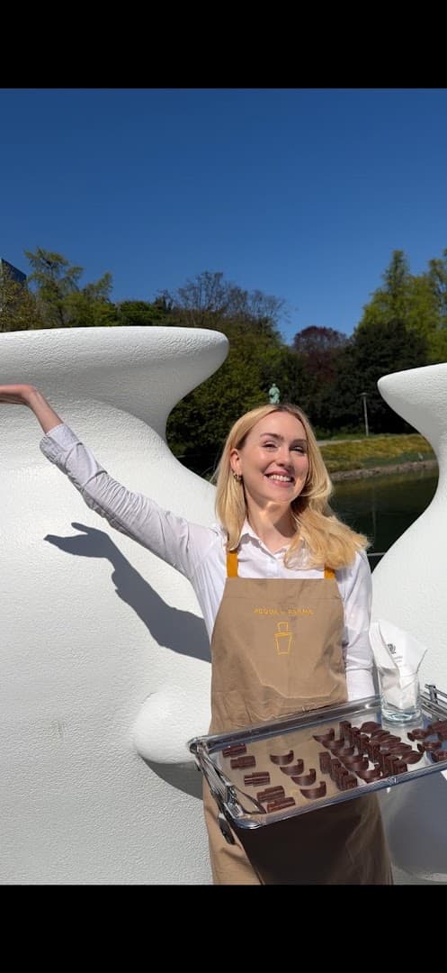 Hostess bei einer Acqua di Parma Outdoor-Promotion – Promotion-Personal