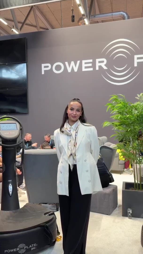 Messehostess am Power Plate Stand auf einer Fitnessmesse