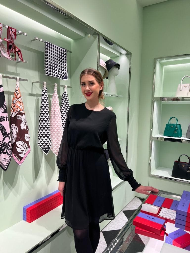 Hostess in einer Prada Boutique – stilsicheres Retail-Personal