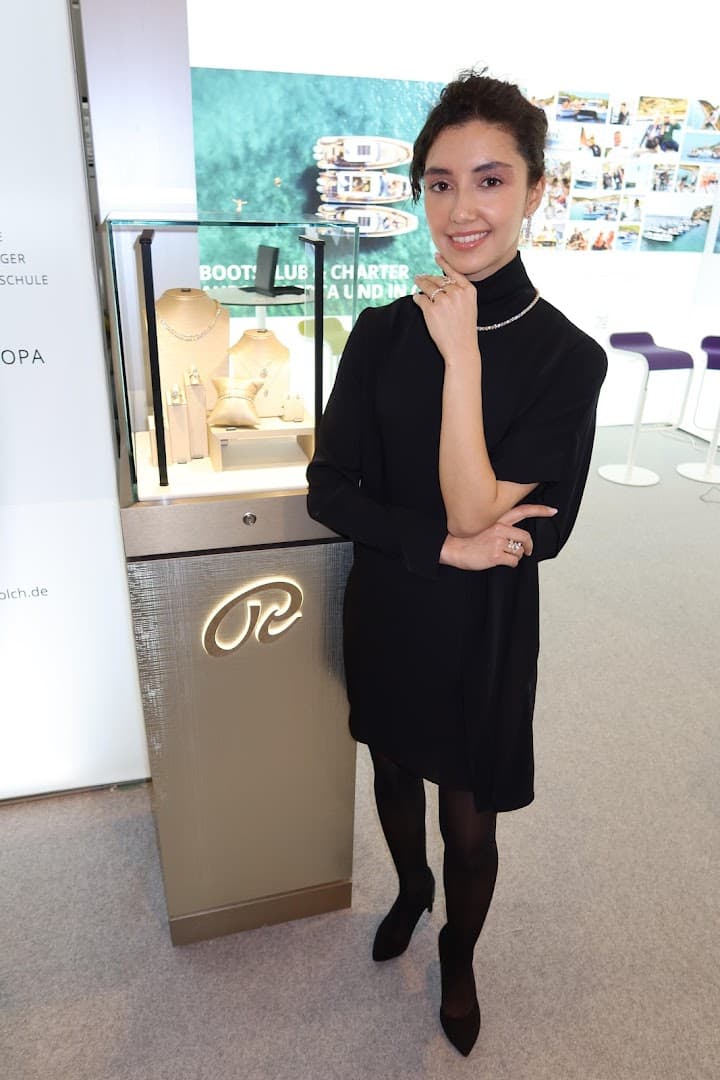 Hostess bei einer Schmuckpräsentation auf einer Bootsmesse