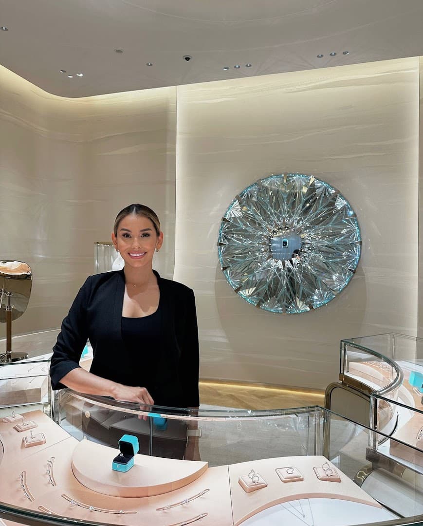 Hostess an der Schmucktheke einer Tiffany & Co. Boutique – Personal für Luxus-Retail