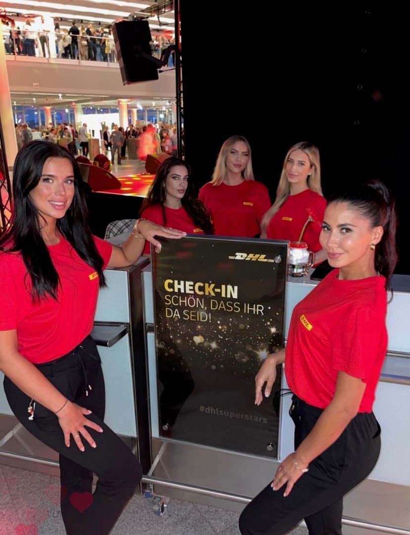 Hostessen beim Check-in eines DHL Events – Empfangspersonal für Firmenveranstaltungen