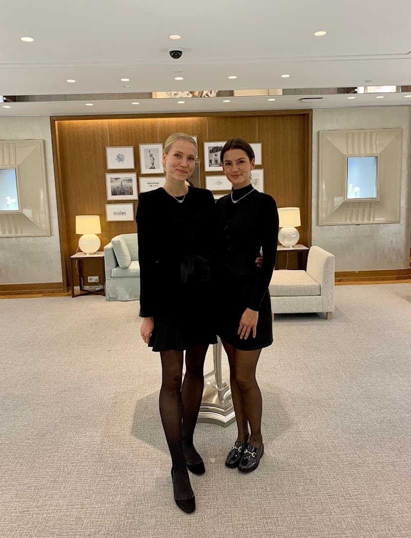 Zwei Hostessen in einer Luxus-Boutique – Personal für Premium-Marken