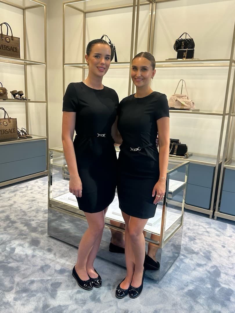 Zwei Hostessen in einer Luxus-Boutique – stilsicheres Personal für Fashion & Retail