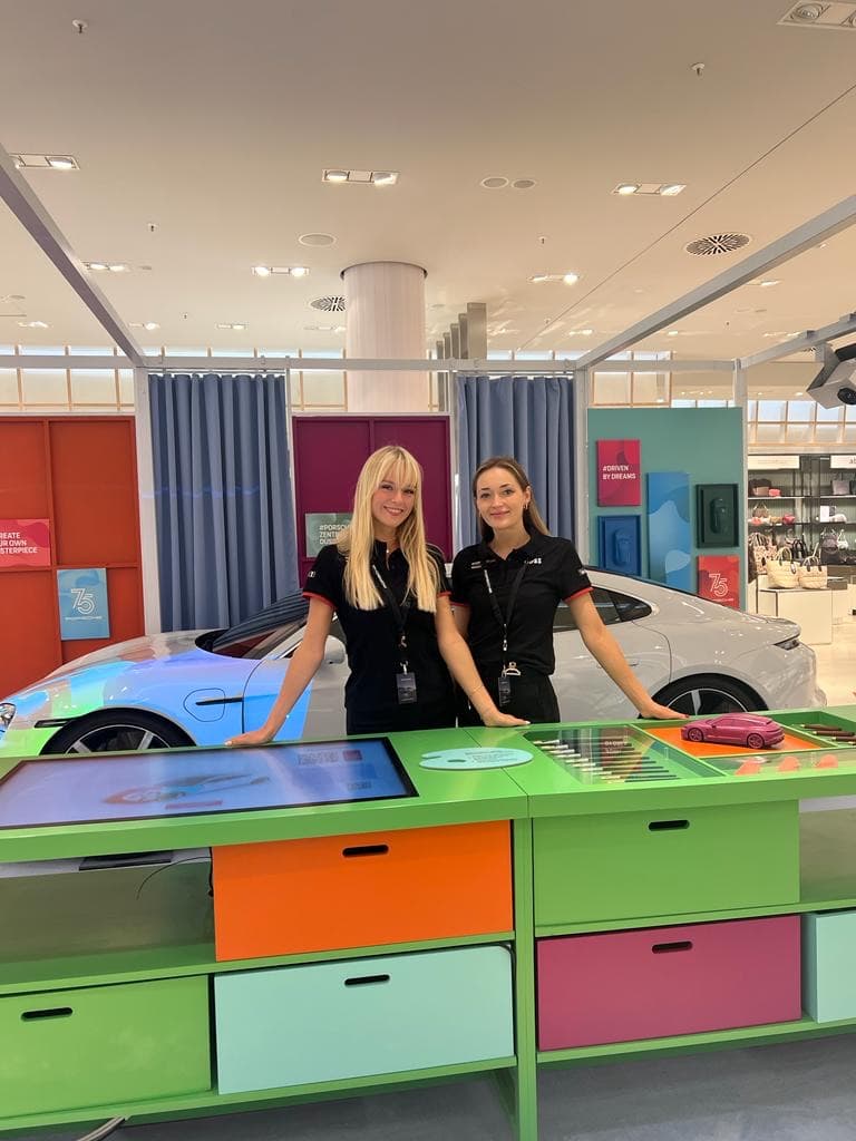 Zwei TOGET Hostessen im Porsche Zentrum Düsseldorf – Eventpersonal für Automotive-Events