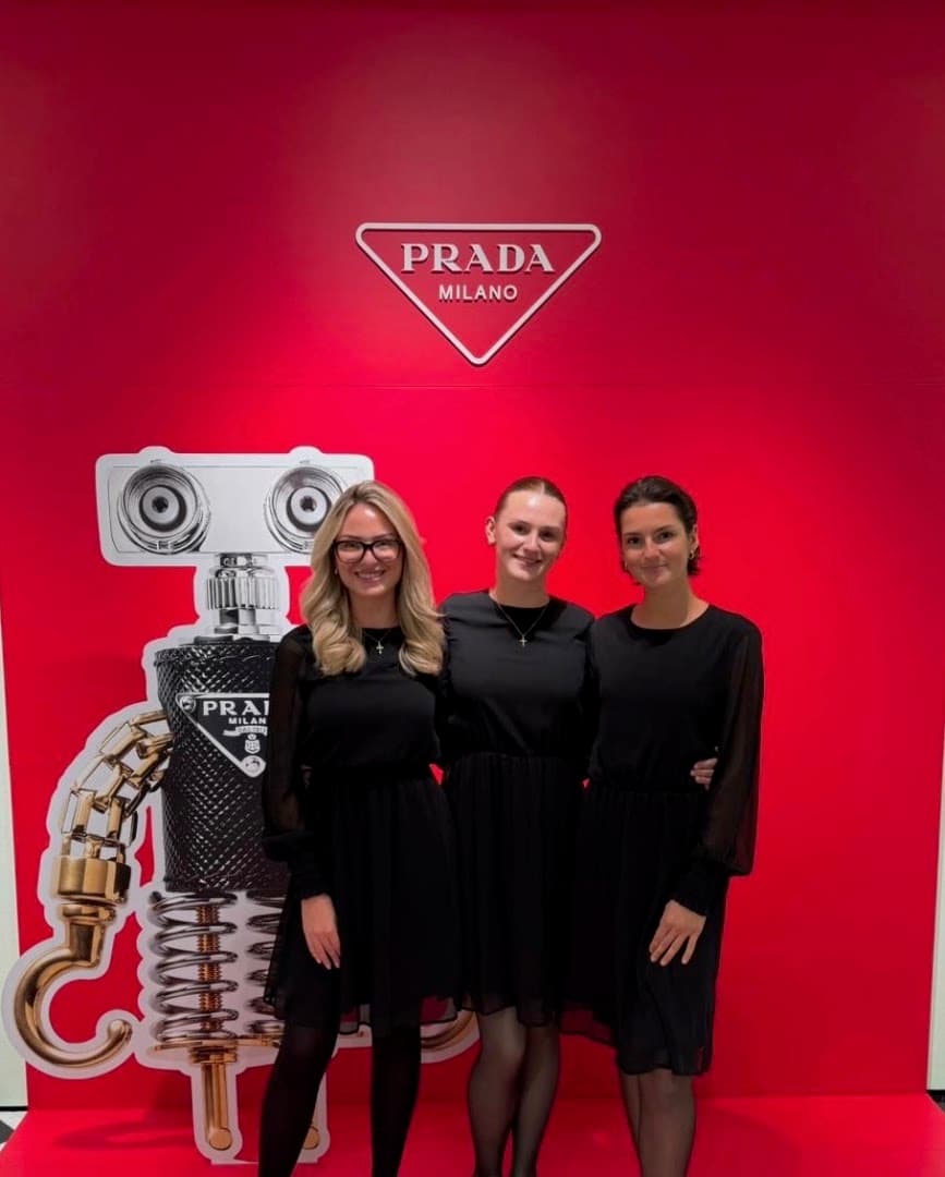 Drei Hostessen bei einem Prada Marken-Event – Eventpersonal für Flagship-Stores