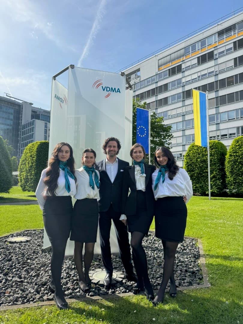 Hostessen-Team mit türkisfarbenen Schals bei einem VDMA Event