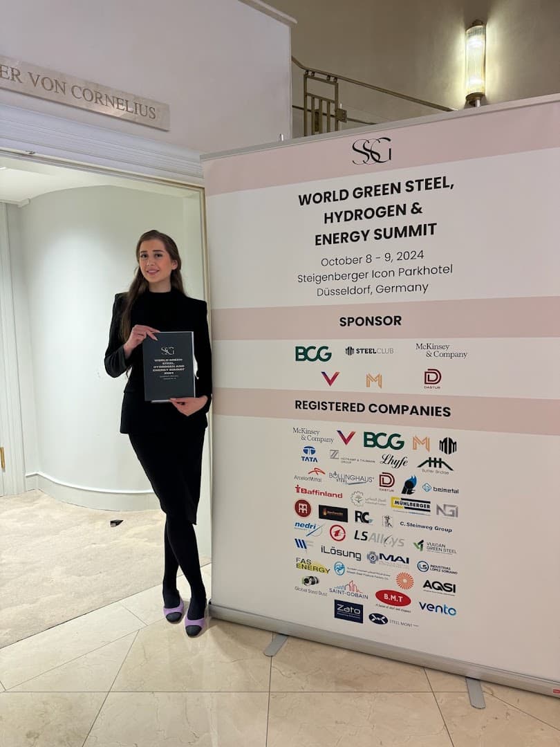 Messehostess beim World Green Steel Summit – Personal für Industrie-Kongresse