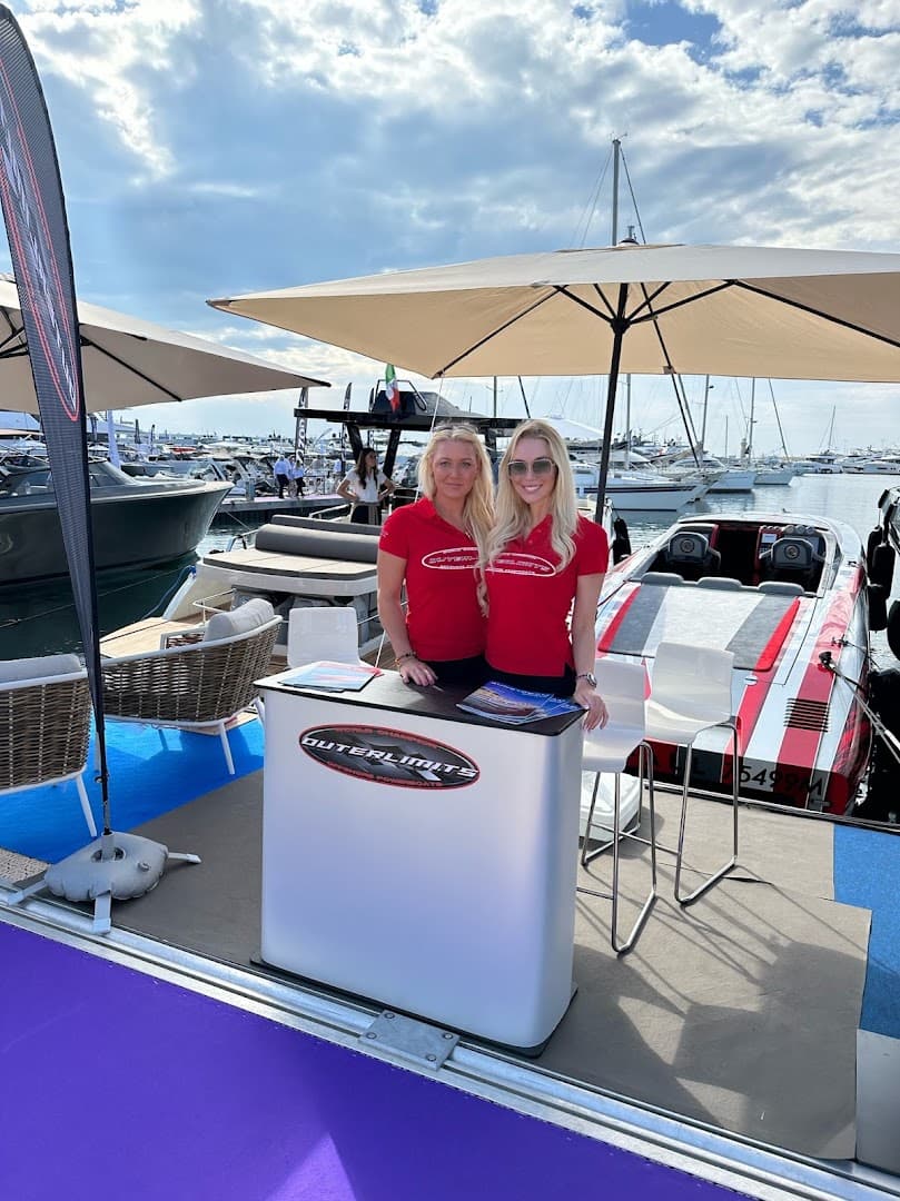Messehostessen am Stand von Outerlimits Powerboats auf einer Bootsmesse