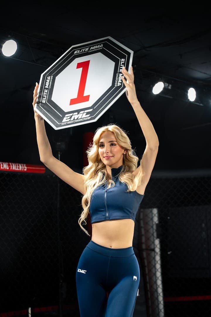 Ring Girl bei einem MMA Fight Event – Eventpersonal für Sportveranstaltungen