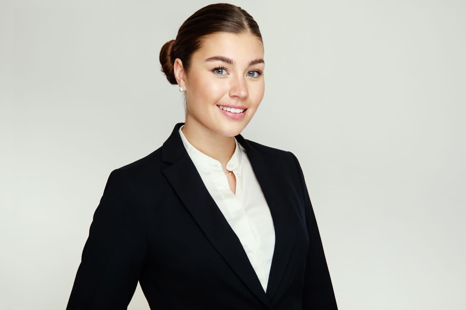 Talent-Portrait im Business-Blazer – geprüfte Hostessen von TOGET