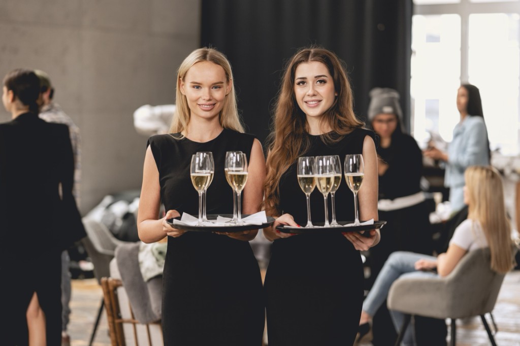 Hostessen mit Sekt bei Gala